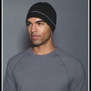 Lululemon Catalyst Beanie in Black / Cranberry, one size